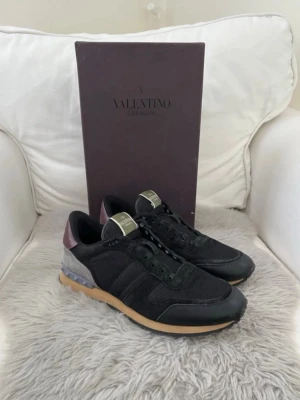Valentino rock runner  - Snygga svarta sneakers från Valentino Garavani. Modellen är rockrunner och skorna är i väldigt bra skick. Snören kommer absolut med bara att jag nyss ren gjort skorna. Bara o höra av er vid frågor😄