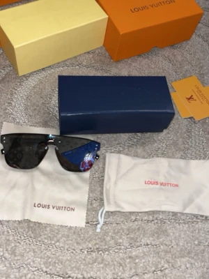Luis Vuitton glasögon allt tillkommer i bilderna  - Mkt härliga för sommaren allt förekommer i bilderna 