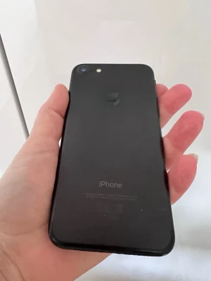 iPhone 7 – Toppskick! - äljer en iPhone 7 i mycket fint skick. Telefonen fungerar perfekt och är väl omhändertagen. Batterihälsan är 100%, så den håller laddningen riktigt bra 🔋  ✔️ Inga sprickor eller större repor ✔️ Snabb och stabil i användning ✔️ Perfekt som extra mobil eller till barn