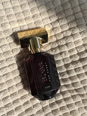 BOSS The Scent Elixir For Her parfym -  Hugo Boss, The Scent For Her Elixir. 30 ml. Endast testad! Kommer utan paket.  Ordinarie pris ca 1125 kr! Pris kan diskuteras vid snabb affär :)