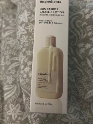 Ongredients Skin Barrier Calming Lotion - Mild och lugnande lotion från Ongredients som stärker hudbarriären. Kommer i fem praktiska engångsförpackningar à 4 ml. Perfekt för dig som vill ha återfuktad och balanserad hud. Ljusgul krämig formula i smidiga små tuber. Aldrig använt