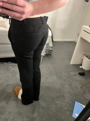 Svarta raka kostymbyxor - Snygga svarta kostymbyxor med raka ben och klassisk passform. Sömmen har gått av nere vid ena benet fler bilder privat