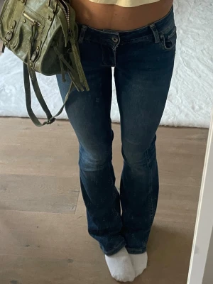 Blåa pepe jeans  - Blåa utsvängda jeans från pepe jeans!! 