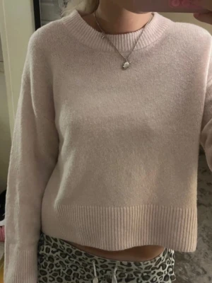 Ljusrosa stickad tröja Gina Tricot - Mysig ljusrosa stickad tröja från Gina Tricot med rund halsringning och ribbade muddar vid ärmslut och nederkant. Perfekt för lager-på-lager och enkel att matcha med olika outfits.