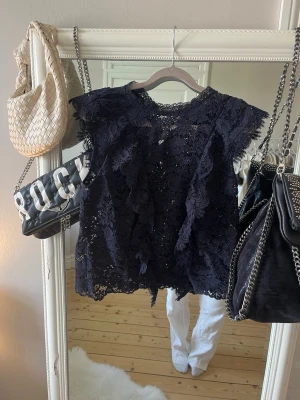 Mörkblå spetsblus med volanger - Säljer nu den här jättefina toppen ifrån Zara i mörkblå💘nästan aldrig använd och kan diskutera pris!