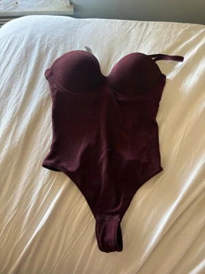Vinröd body från intimissmi - Snygg vinröd body aldrig använd 