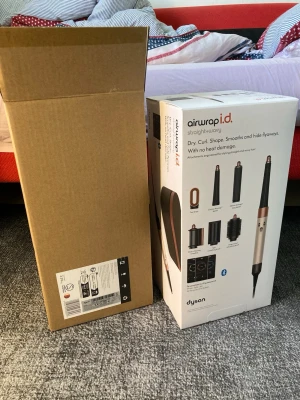 Dyson Airwrap i.d. hårstyler - Säljer en Dyson Airwrap i.d. hårstyler i elegant silver och kopparfärg. Inkluderar flera stylingtillbehör för att torka, locka, forma och släta ut håret utan värmeskador. Perfekt för dig som vill ha salongskänsla hemma.