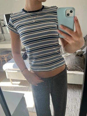 Randig topp från Brandy Melville - Superfin randig topp från Brandy Melville i blått, vitt och svart. Perfekt nu till sommaren💕 Den är onesize men skulle säga att den passar xs/s☺️skriv vid frågor