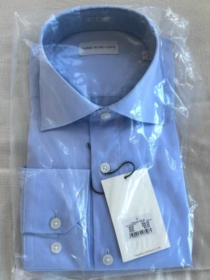 These Glory Days skjorta helt ny  - Kavaj/ en lite finare skjorta från These glory days. Skjortan är helt ny och tag sitter på när man köper. Aldrig använd skjorta.   #brioni #loropiana #stenströms #ralphlauren #oscarjacobsson #roseandborn 