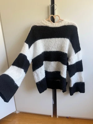 Randig stickad tröja - Randig stickad tröja som har lite vida ärmar🩵🩵