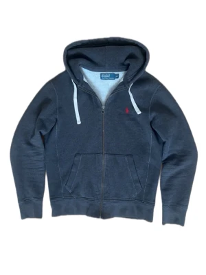  Polo Ralph Lauren hoddie  - Hej! Säljer nu min Ralph lauren hoddie då den börjar bli lite för liten för mig. Hoddien är i väldigt gott skick, och har därmed inga tecken på defekter vad jag själv märkt av! ( 100 % äkta! ) Det står att det är en S men skulle säga att den även passar XS! Skriv gärna ifall du har några frågor! 👌🤩