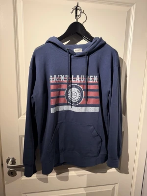 Yves saint Laurent hoodie  - Sjukt snygg Saint Laurent hoodie. Väldigt sällsynt och rare modell. Den är i mycket bra skick och iprincip aldrig använd. Frågor? Kom dm✅ Allt gott, mvh Noah