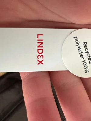 Brun kjol från Lindex i återvunnen polyester - Snygg brun kjol från Lindex i 100% återvunnen polyester. Kjolen har en stilren look och passar perfekt till olika outfits. Enkel att matcha och superbekväm för dig som gillar hållbart mode.
