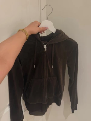 Juicy Couture brun - Present från mitt ex. Den är felfri, koftan är i xs och byxorna i xs. Säljer för 1300 kr tillsammans! ❤️