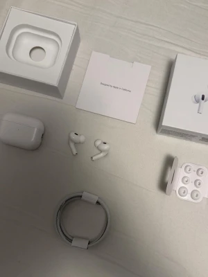 AirPods Pro 2 - Helt nya, brusredusering, Apple, endast öppnade för bilder till annonsen.                                                   Apple AirPods Pro gen 2                                                         Seriernummer: DGWKFQ6DHR, se bild 4.