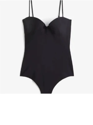Svart body  - Ny body som jag bara har testat på. Storlek xs och banden kan även tas av. Den här är perfekt till sommaren, till exempel med en jeanskjol. Produktetiketterna är av men jag packar in dem.