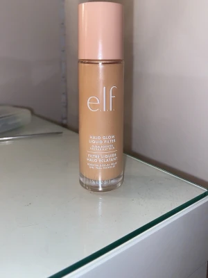 e.l.f. Halo Glow Liquid Filter Foundation - e.l.f. Halo Glow Liquid Filter TESTAD EN GÅNG på handen. Innehåller 31,5 ml. Testad en gång på handen så att flaskan är in princip orörd. Säljes pga fel nyans för mig