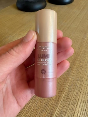 L'Oréal Lumi Le Glow Highlighter Stick - Highlighterstick från L’Oréal Paris i en fin champagnefärg. Endast testad vid ett tillfälle med borste, så produkten är fräsch och knappt använd