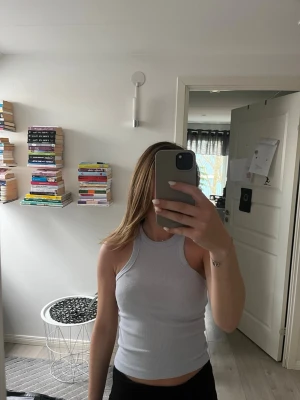 Ljusblå tanktop  - Söt ribbad tanktop från gina tricot💙 Väldigt fint skick, bara använd 2-3 gånger. Säljer då den inte används längre. Rökfritt hem. 97% bomull