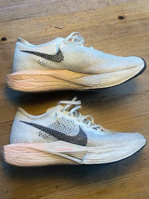 Nike vaporfly 3 - Nike vaporfly 3, snabba tävling/intervallskor med kolfiber platta och zoom x sula. Har sprungit ungefär 80 km i skorna. Nypris 1800-2000kr