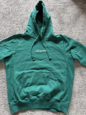 AIMÉ LEON DORE HOODIE - Säljer en snygg hoodie från A.L.D. Mycket bra skick förutom några få utstickande trådar. Riktigt clean och passar till allt. Frågor? Kom dm✅ Allt gott, Mvh Noah
