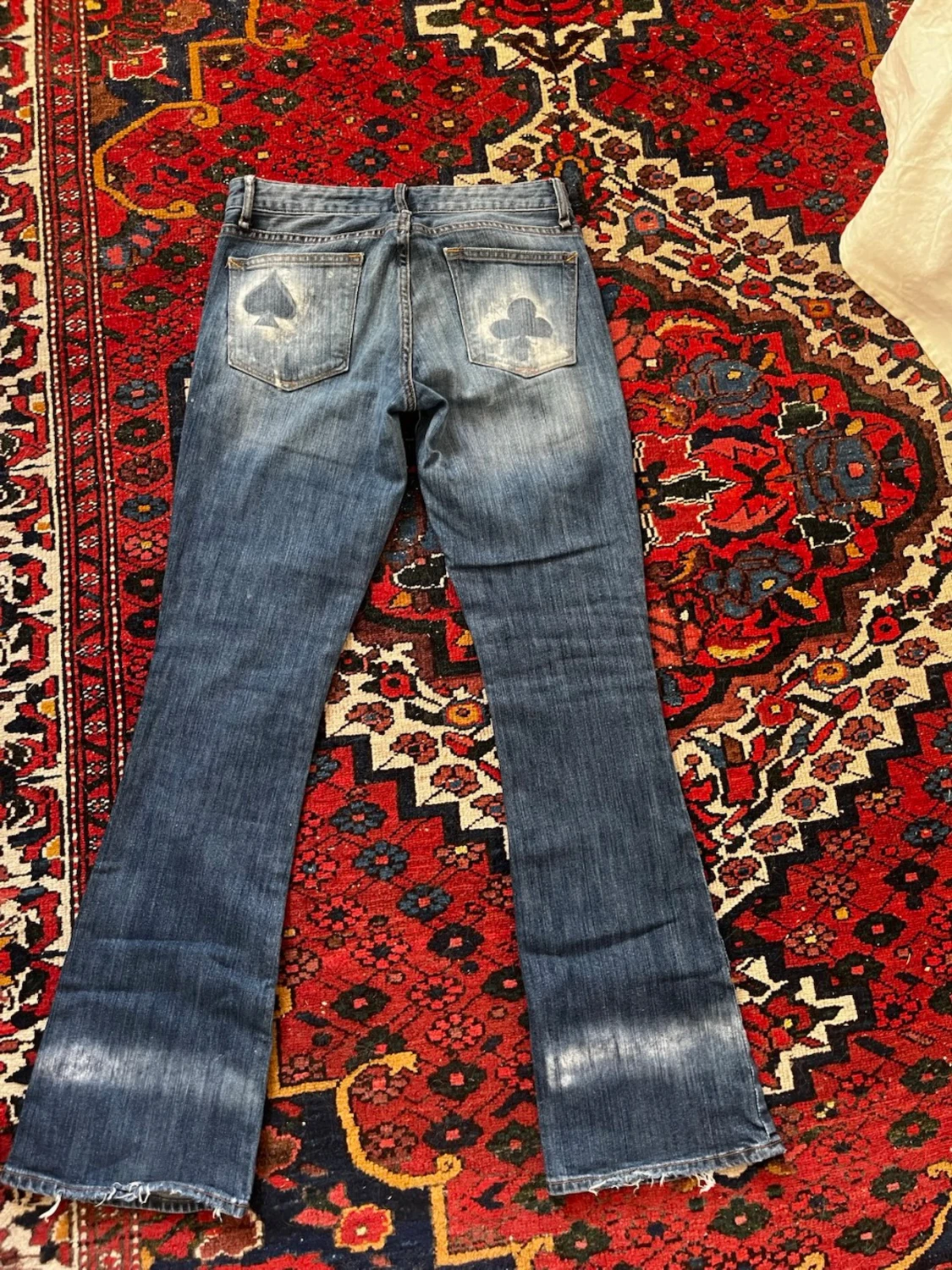 Blå bootcut jeans med tryck på bakfickorna - 1