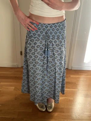 Blå kjol - Blå kjol med mönster från Gina tricot. Har använt ett par fåtal gånger men inga synliga tecken på användning. Perfekt för en tjejmiddag med dina vänner💐