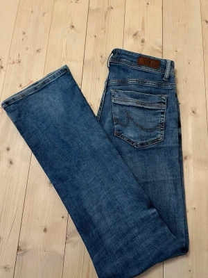 Blå lågmidjade LTB jeans - Säljer ett par blå LTB jeans med låg midja och raka ben. Storlek W27 L34, använda men inga tydliga tecken på användning. Passar nån som är mellan 165-175. Säljer då de inte kommer till användning.