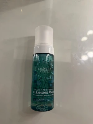 Lumene rengöringsmousse  - Fräsch rengöringsmousse från Lumene i blågrön plastflaska med vitt skumhuvud. Produkten är en Deeply Purifying Cleansing Foam, perfekt för daglig ansiktsrengöring. Passar blandhy och fet hy. Praktisk pumpflaska för enkel användning.