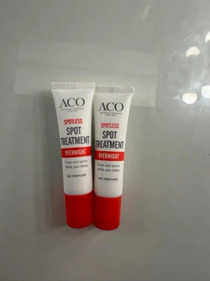 ACO Spotless Spot Treatment Overnight - Två tuber ACO Spotless Spot Treatment Overnight, parfymfri punktbehandling mot finnar. Vit tub med röd kork och text, torkar ut finnar under natten. Perfekt för dig som vill ha snabb hjälp mot orenheter.