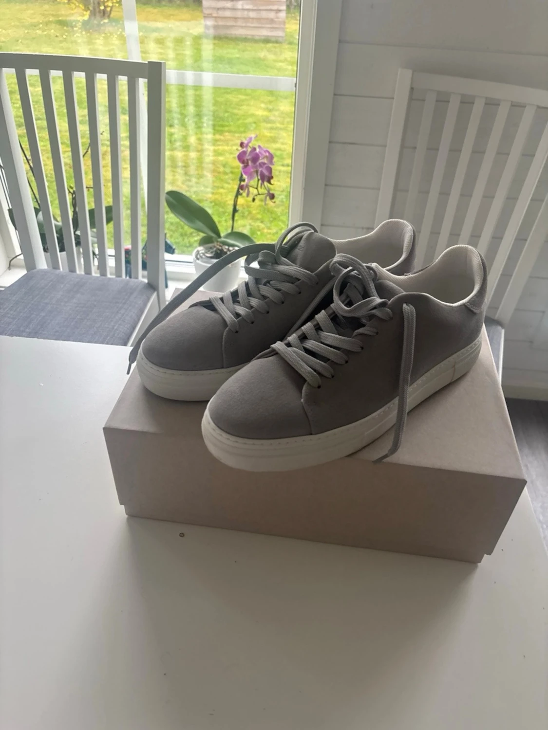 Gråa sneakers  - 2