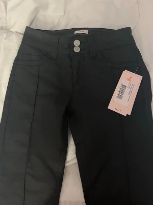Coated jeans Nelly  - Jättefina byxor, endast provade