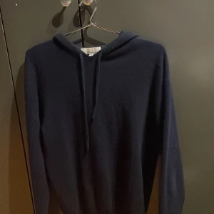 Blå stickad hoodie - Säljer nu denna mörkblå hoodien i 100% kashmir, riktigt bra skick. Storlek M. Perfekt o kunna dra på sig denna till dom svala sommar kvällarna.  Priset går att diskutera vid snabb affär, skriv vid fler frågor eller funderingar! 😁👍