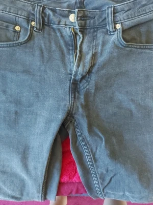 Blå raka jeans med dragkedja - Säljer ett par klassiska grå jeans. Inte fast pris nästan helt nya 
