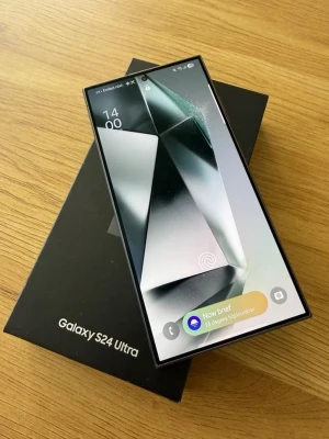 Samsung Galaxy S24 Ultra svart - Samsung Galaxy S24 Ultra med stor, kantig skärm och tunn ram. Telefonen är svart och har en modern design med glas och metall. Perfekt för dig som vill ha en kraftfull Android-mobil med snygg look och avancerade funktioner.