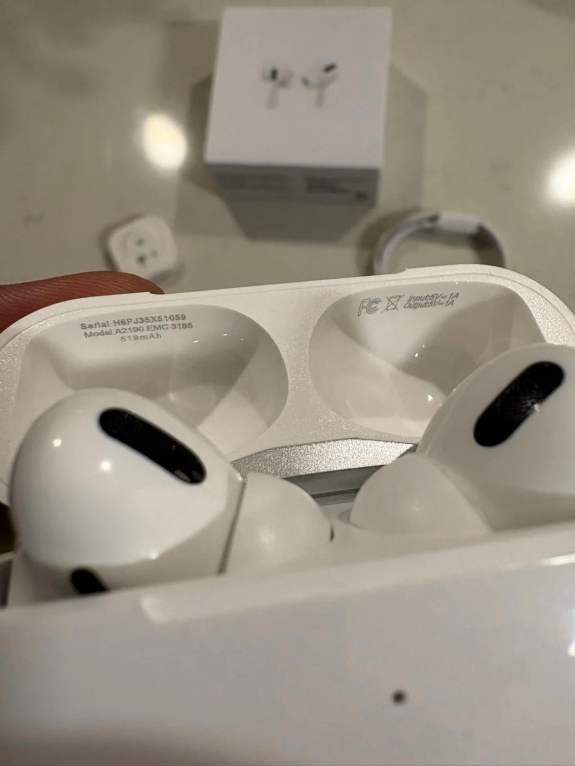 Apple AirPods Pro med laddningsetui - 1