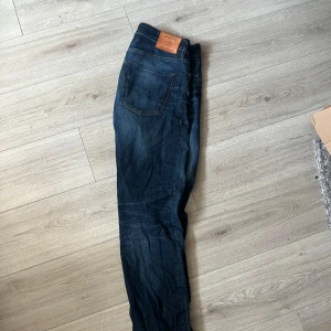 Mörkblåa jeans - Från Jack & Jones, storleken är 33/34!