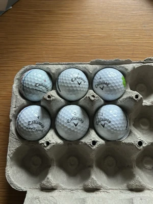 Golfbollar Callaway i äggkartong - Mixade callaway golf bollar i princip ny sick 
