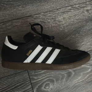 Adidas Sambas - Säljer ett par sambas som fortfarande har väldigt mycket liv kvar i de! De är fina på undersidan och de har inga större defekter, skriv vid frågor!😊