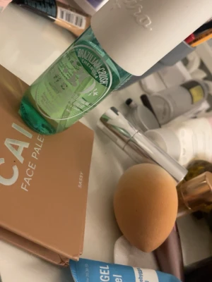 Sol de Janeiro Brazilian Crush  - Fräsch kroppsmist från Sol de Janeiro i doften Brazilian Crush Cheirosa 40. SÄLJER DEN SLUTSÅLDA SOL DE JANIERO BODYMISTEN!!  Perfekt för dig som gillar tropiska och söta dofter med inslag av kokos och pralin. de är ca 60% kvar av den. skriv för frågor💕