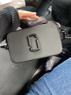 Svart axelväska från Marc Jacobs - Säljes för kommer ej ti användning! Fint skick❣️