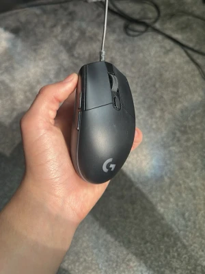 Logitech G203 LIGHTSYNC gamingmus - Säljer en svart Logitech G203 LIGHTSYNC gamingmus med sladd. Använd I bara 14 dagar eftersom jag fick en ny i julklapp