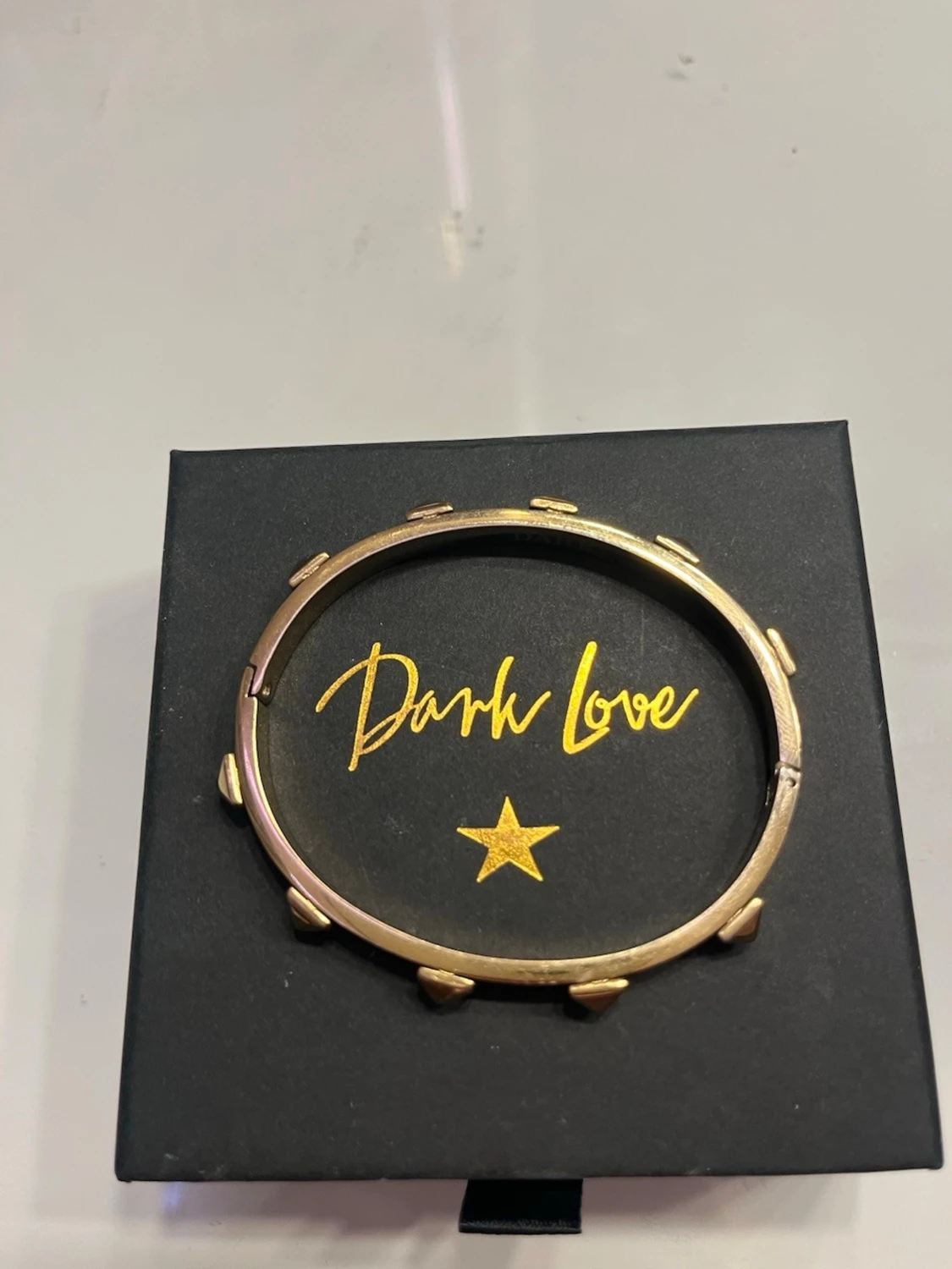 Guldfärgat armband från Dark Love