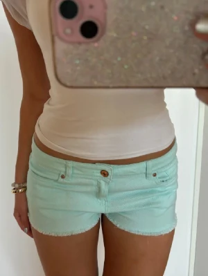 Lågmidjade turkosa shorts - Såå fina Lågmidjade turkosa vintage shorts. Midjemått rakt över: 41. Jag är 168 och det är mina bilder, köp via köp nu direkt eller Swish, kvar tills markerad som såld 💖 