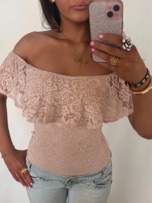 Rosa Offshoulder spetsbody - Så fin ljusrosa Offshoulder spetsbody med volang! Jag är 168 och det är mina bilder, köp via köp nu direkt eller Swish, kvar tills markerad som såld 💖 