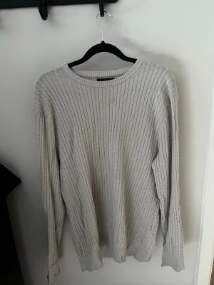 Ljusgrå kabelstickad tröja - Säljer nu en snygg stickad tröja från pier one, den är mycket stilig och passar perfekt med en skjorta! 