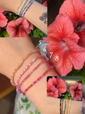 Handgjorda armband  - Enfärgade handgjorda armband.   5kr skänks till Barncancerfonden för varje sålt armband🎗️   3 för 60kr  Bestäm färg själv, färger som går att välja mellan: - röd/rosa - rosa (3 olika varianter) - blå (3 olika varianter) - ljusblå - grön - mörkgrön - lila - gul - peach  - guld - brun - vit - svart/grå