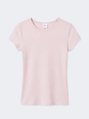 Ljusrosa basic t-shirt i bomull - En stilren ljusrosa t-shirt med rund hals och korta ärmar. Modellen är figurnära och passar perfekt till jeans eller kjol. Tillverkad i mjuk bomull som känns skön mot huden. Enkel och snygg för en avslappnad look.