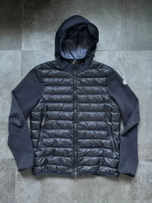 Moncler cardigan  - Tjena, säljer nu denna riktigt snygga och populära Moncler cardiganen, den är i bra skick, skadorna ser ni på bilderna, storlek L men sitter lite litet på mig som är 180 cm och väger 65 kg, hör av er vid frågor och funderingar🙌🤝 