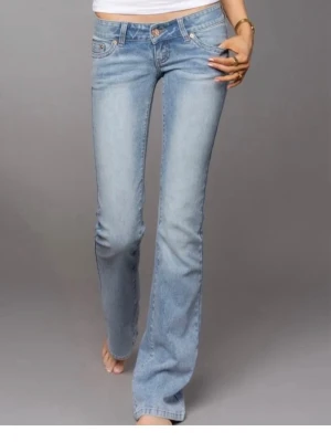 Lågmidjade jeans från G-Rise  - Snygga ljusblå lågmidjade jeans från G-Rise. Säljer då dem inte kommer till användning, använda 1 gång!🩵 Storlek S, längd regular (84cm Innerbensmått) Nypris 1100kr, pris kan diskuteras vid snabb affär!💦